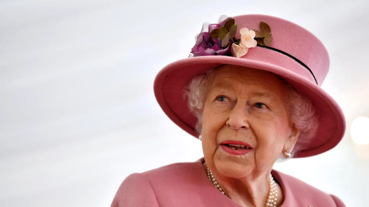 Primul angajament major al Reginei Elisabeta a II-a, la o unitatea de cercetare militară. Pentru prima ei ieșire publică, i s-a alăturat nepotul ei, prințul William