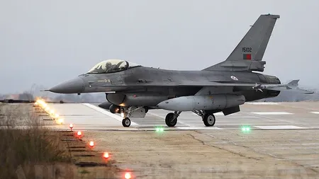 Escadrila 48 Vânătoare a României, în formație completă. Ultimul din cele F-16 Fighting Falcon a aterizat la Câmpia Turzii