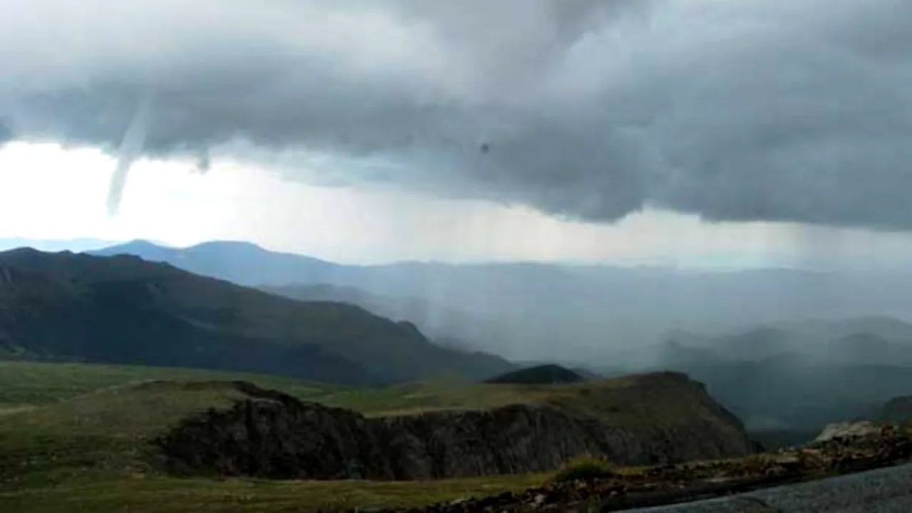 Una dintre cele mai înalte tornade din lume s-a produs în urmă cu câteva zile. GALERIE FOTO