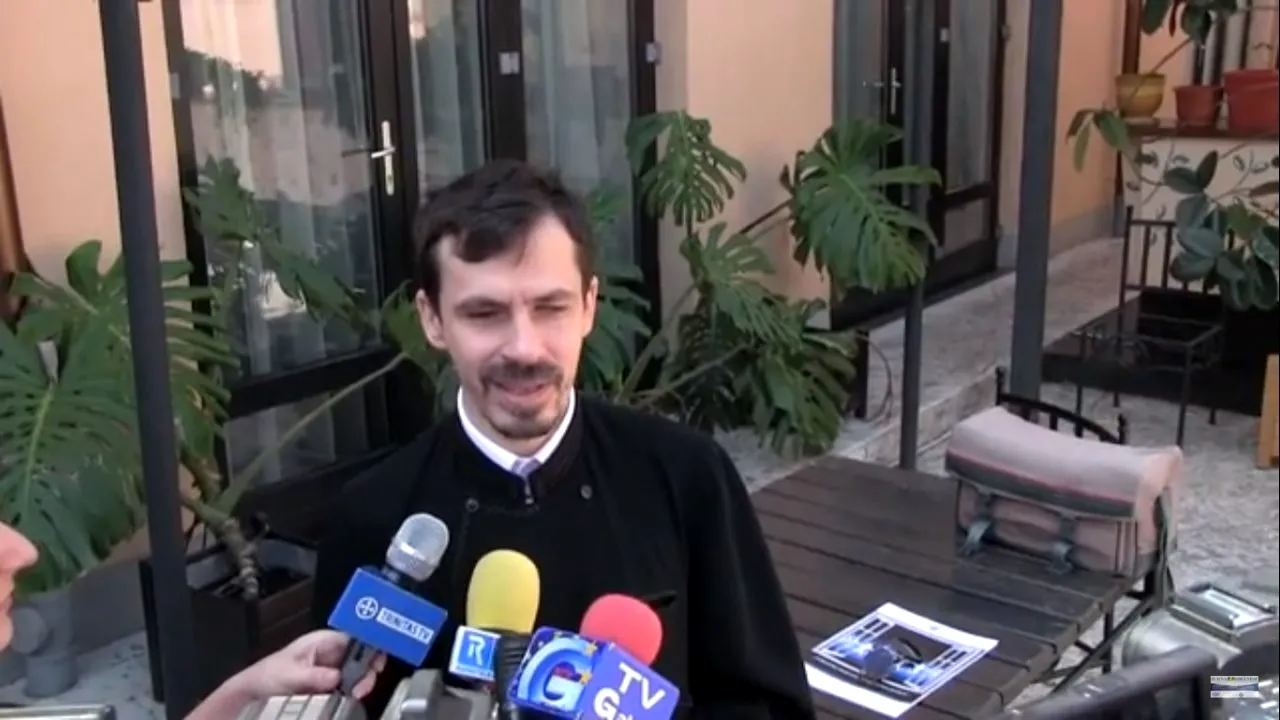 Un preot nevăzător din Mehedinți împarte lumină credincioșilor de 11 ani