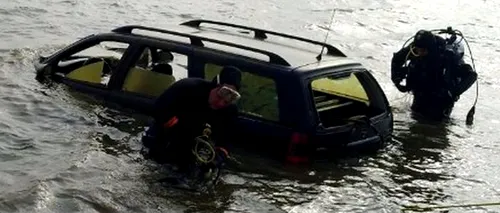 O familie a plonjat cu mașina în râul Olt, doar fetița de 13 ani fiind salvată de un alt șofer. Scafandrii îi caută pe părinți. „Se pare că nu ar fi ieșit