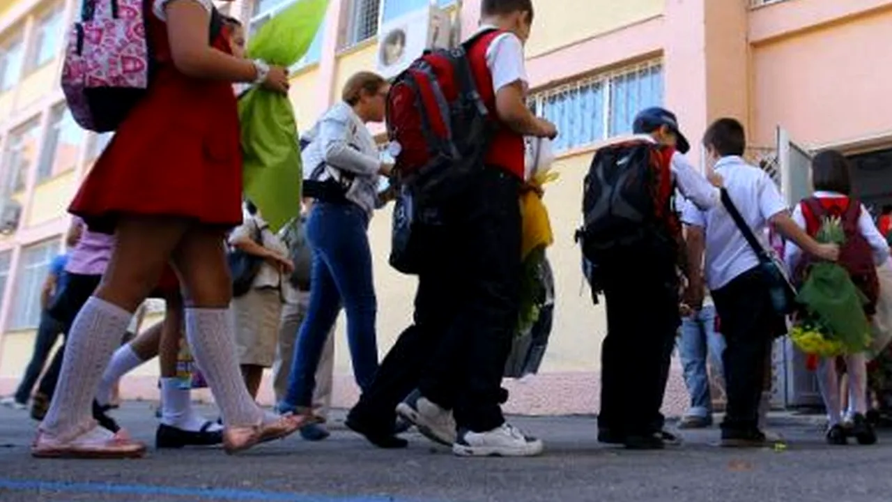 Profesorul acuzat că fotografia eleve în toaletă a mărturisit tot ce a făcut