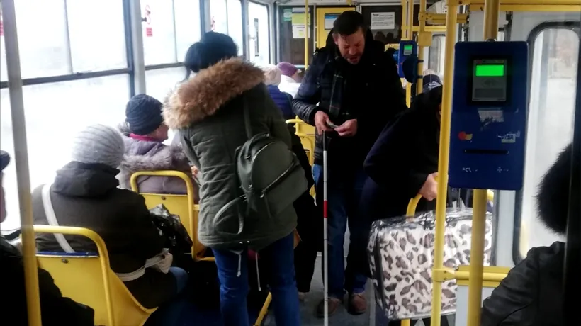Cerșetorul din imagine păcălea lumea că e orb și cerea câte 1 leu în tramvaiul 101 din Ploiești. Cum s-a dat de gol, fără să vrea