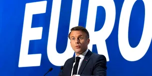 <span style='background-color: #2232e5; color: #fff; ' class='highlight text-uppercase'>POLITICĂ</span> Francezii cu venituri minime, indignați după ce au văzut fluturașul de SALARIU al președintelui Emmanuel Macron