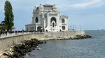 Faleza din fața Cazinoului din Constanța, plină de turiști. Care este prețul biletului de intrare
