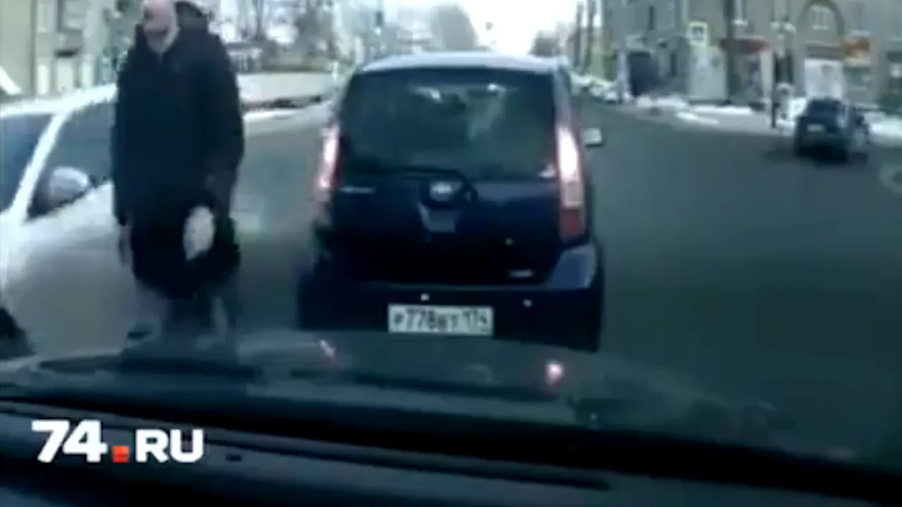 Reacția unui bărbat când vede un șofer aruncând gunoaie pe geam - VIDEO