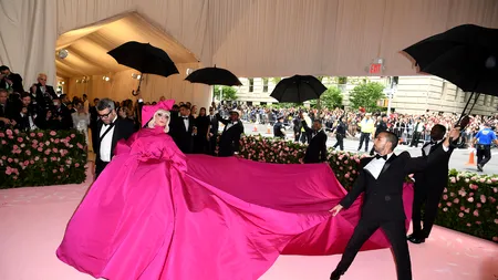 Lady Gaga a făcut senzație la Met Gala: Cum a reușit artista să schimbe patru ținute în doar 15 minute - VIDEO / FOTO