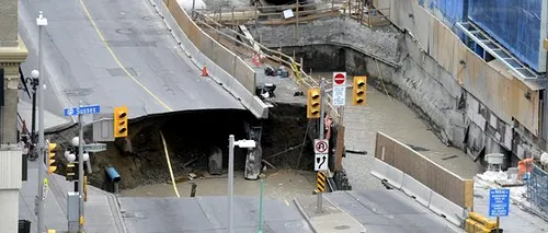 O autoutilitară dispare într-o groapă uriașă din asfalt, în centrul orașului Ottawa
