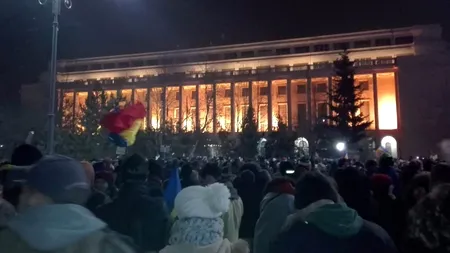 PROTESTE. Aproape 10.000 de oameni au cerut demisia Guvernului și au scandat „Noaptea ca hoții