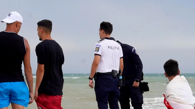 Turiştii de pe litoral care IGNORĂ steagul roșu sunt ţinuţi pe mal cu poliţiști și amenzi. „Trebuie să intrăm dacă am venit la mare, nu?”