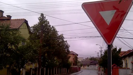 DIFERENȚA dintre indicatorul „Stop” și „Cedează trecerea”/ Șoferii care nu le deosebesc riscă să rămână fără permis de conducere