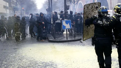 Lovită brutal de un jandarm, în timpul unei manifestații la Paris. Clipul a devenit viral