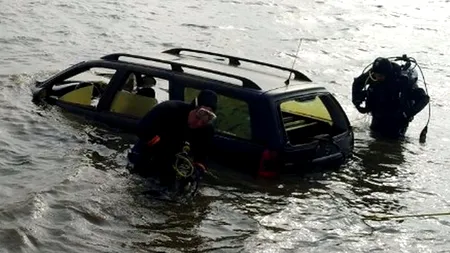 O familie a plonjat cu mașina în râul Olt, doar fetița de 13 ani fiind salvată de un alt șofer. Scafandrii îi caută pe părinți. „Se pare că nu ar fi ieșit
