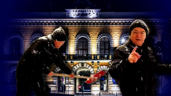 Emil Boc se ține de acțiuni de PR pe Facebook, dar în realitate parcarea primăriei este sub apă. Mașinile abia dacă se mai pot deplasa, dar edilul dă la zăpadă pentru like-uri