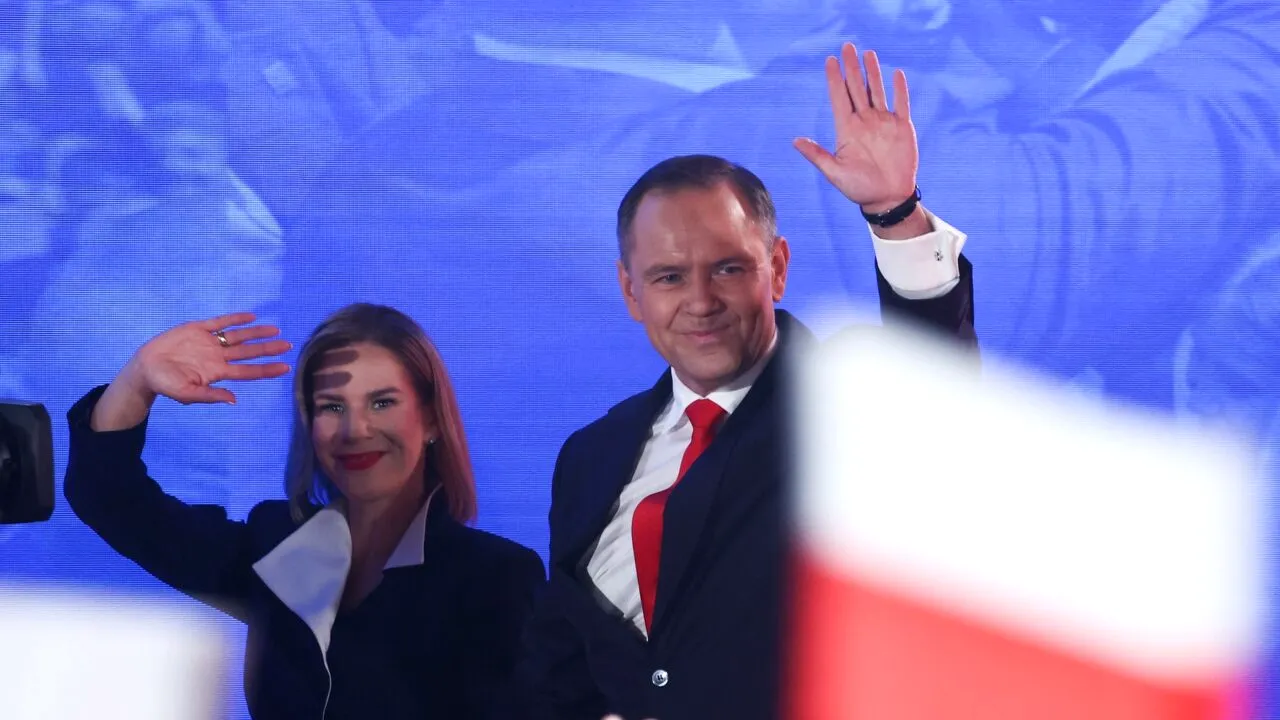 Le Monde: În Polonia, victoria lui Karol Nawrocki obstrucționează eforturile lui Donald Tusk de consolidare a EUROPEI