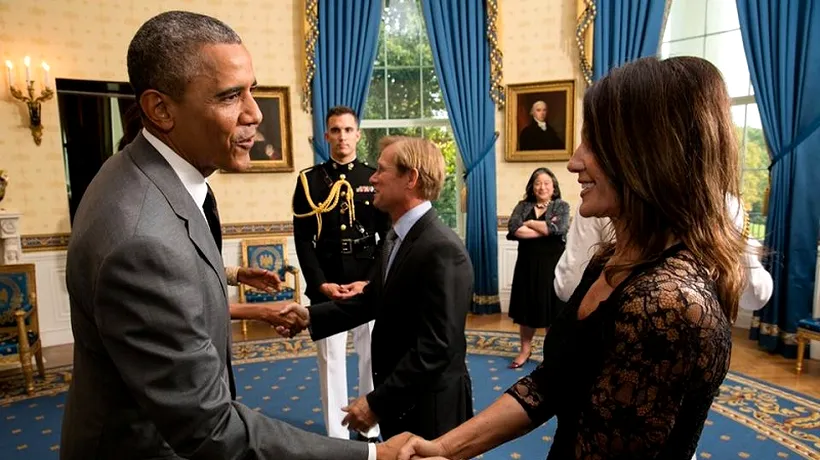 Nadia Comăneci a postat pe contul de Facebook o fotografie de la Casa Albă, în care dă mâna cu Barack Obama. „Mare onoare!