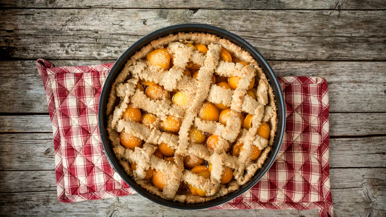 Cea mai bună PLĂCINTĂ de toamnă, cu piersici. Rețeta simplă și savuroasă e la îndemâna oricui