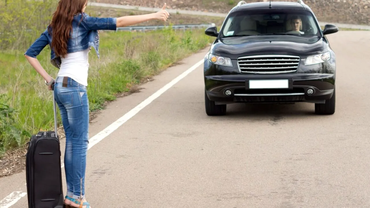 Clipe de groază trăite de o femeie care făcea AUTOSTOP în Bistrița-Năsăud. Ce i-a făcut șoferul care a luat-o la ocazie