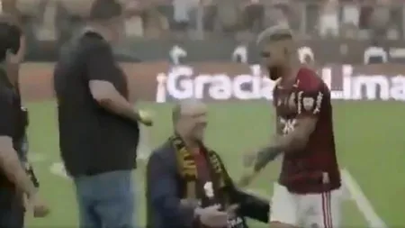 VIRAL: Guvernatorul din Rio de Janeiro a îngenuncheat în fața unui jucător după finala Copei Libertadores- VIDEO