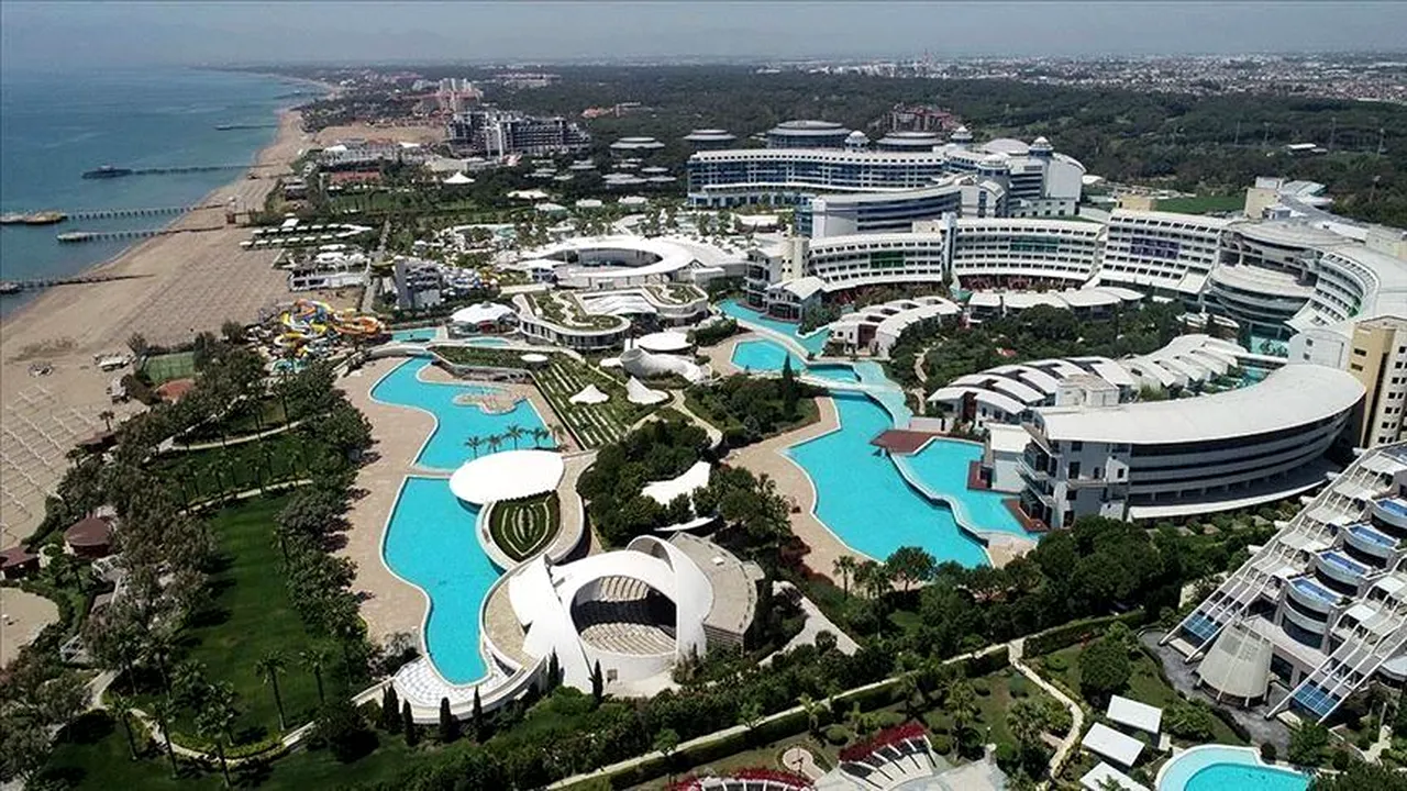 TURISM. Hotelurile din Turcia se pregătesc pentru sezonul turistic. Hotelurile își proiectează facilitățile, inclusiv bufeturi, plaje, piscine, pentru a asigura distanțarea socială