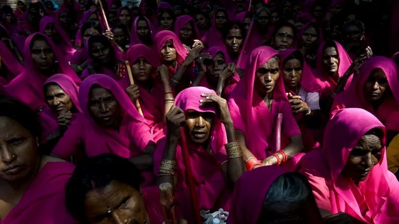 Cine sunt Banda Gulabi, femeile în roz care își fac dreptate cu bastonul