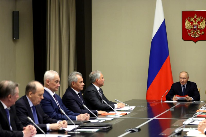 Putin s-a întâlnit cu membri cheie ai securității, inclusiv Valery Gerasimov, Alexander Bortnikov, Sergei Shoigu și Andrey Belousov, pe tema incursiunii ucrainene de la Kursk. Sursa Foto: Profimedia 