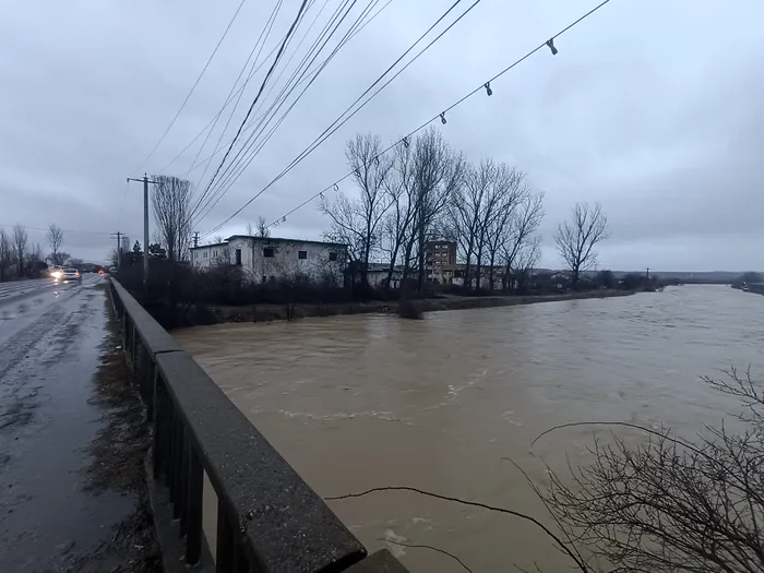 Avertizare INHGA. Cod roșu de inundații în România. Pompierii au intervenit pentru evacuarea apei din case