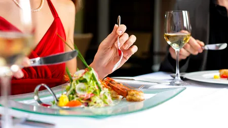 ANAT propune trecerea bacșișului pe nota de plată la restaurant; proprietarii văd diferit inițiativa