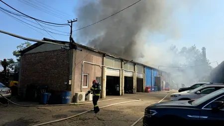 Incendiu la un service auto din Sectorul 2 al Capitalei. ISU București: „Se manifestă cu flacără deschisă și degajări mari de fum”