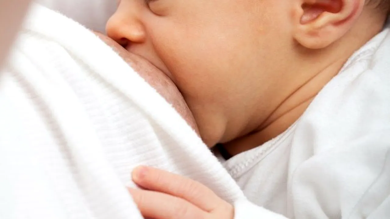 ALĂPTARE | Ce spune UNICEF despre contactul apropiat dintre mamă și copil în contextul COVID-19. „Nu există nicio dovadă că boala poate fi transmisă prin laptele matern”