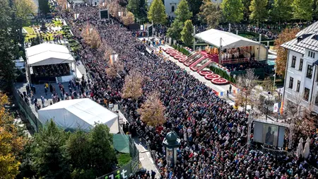 PELERINAJ la Iași. Mai bine de 130.000 de credincioși au trecut pe la racla cu moaştele Sfintei Cuvioase Parascheva