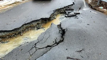 Un drum reabilitat cu două milioane de euro în 2020, RUPT la prima ploaie mai serioasă