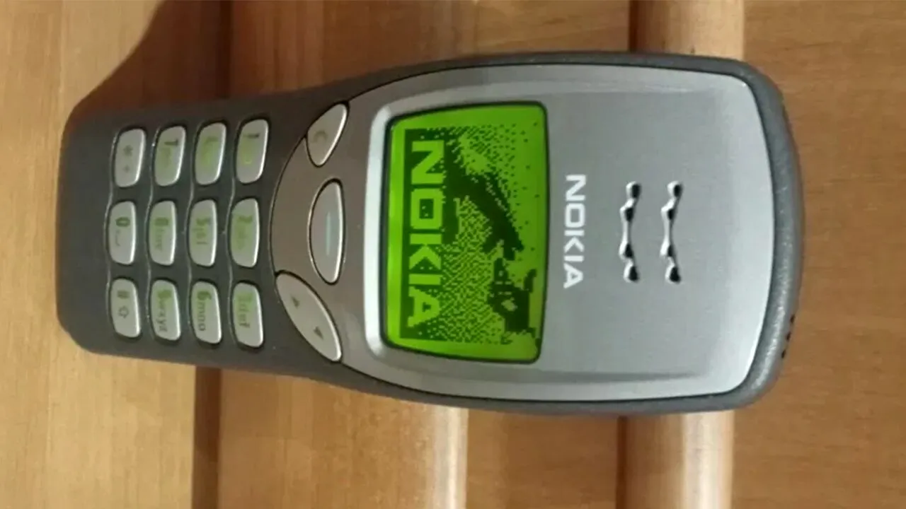 Mai ții minte legendarul telefon NOKIA 3210?! Cu câți lei se vinde acum, în mai 2024