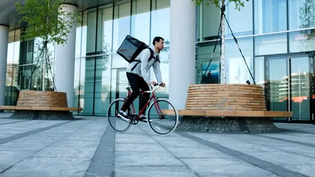 Se întâmplă în România! Un curier care livra mâncare a fost atacat și tâlhărit chiar pe străzile din București