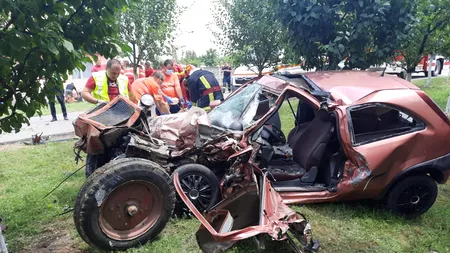Un adolescent din Arad care conducea un tractor a lovit o mașină și a ucis două persoane | Imagini șocante de la fața locului