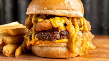 Care a fost PREȚUL mediu al unui burger în București, Cluj-Napoca sau Timișoara, anul trecut