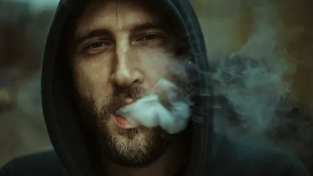 Fumatul, motiv de dispută între colegii de muncă. „Colegii nefumători simt că lucrează mai mult decât colegii lor fumători”. Românii fumează pentru a se simți „cineva”