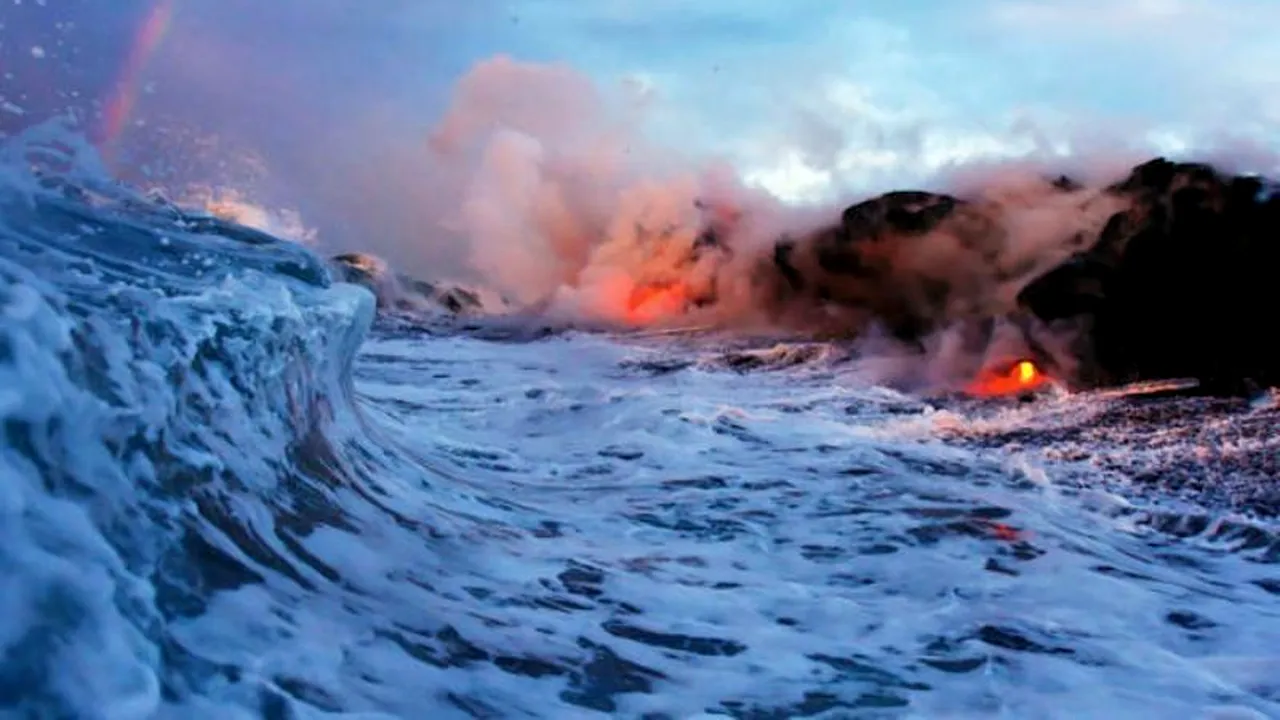 În mijlocul râului de foc. GALERIE FOTO cu spectacolul unei erupții vulcanice