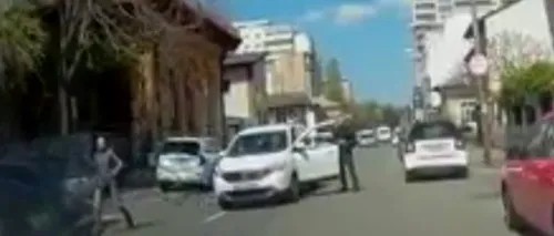 VIDEO | Scandal cu spray paralizant și un topor pe o stradă din Capitală, după o șicanare în trafic. Incidentul a fost surprins de o cameră de bord