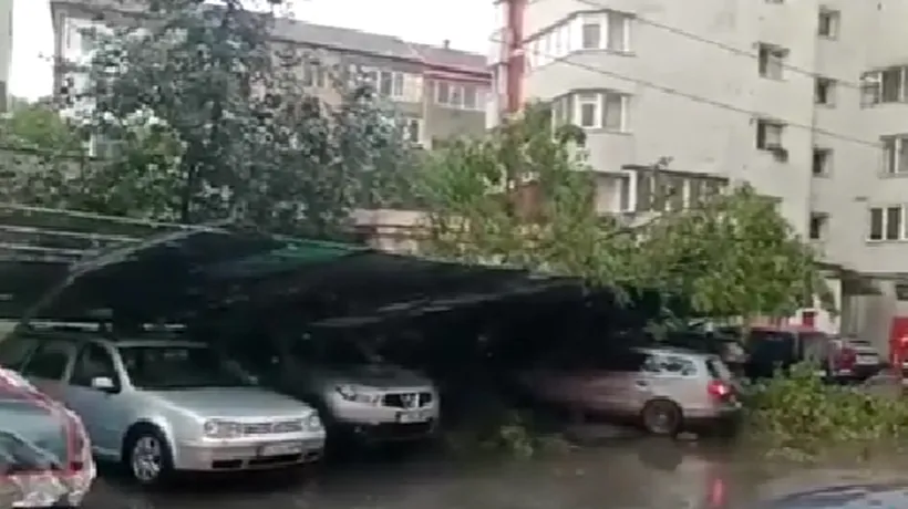 Furtuni violente după canicula extremă din România! Garduri rupte, acoperișuri luate de vânt