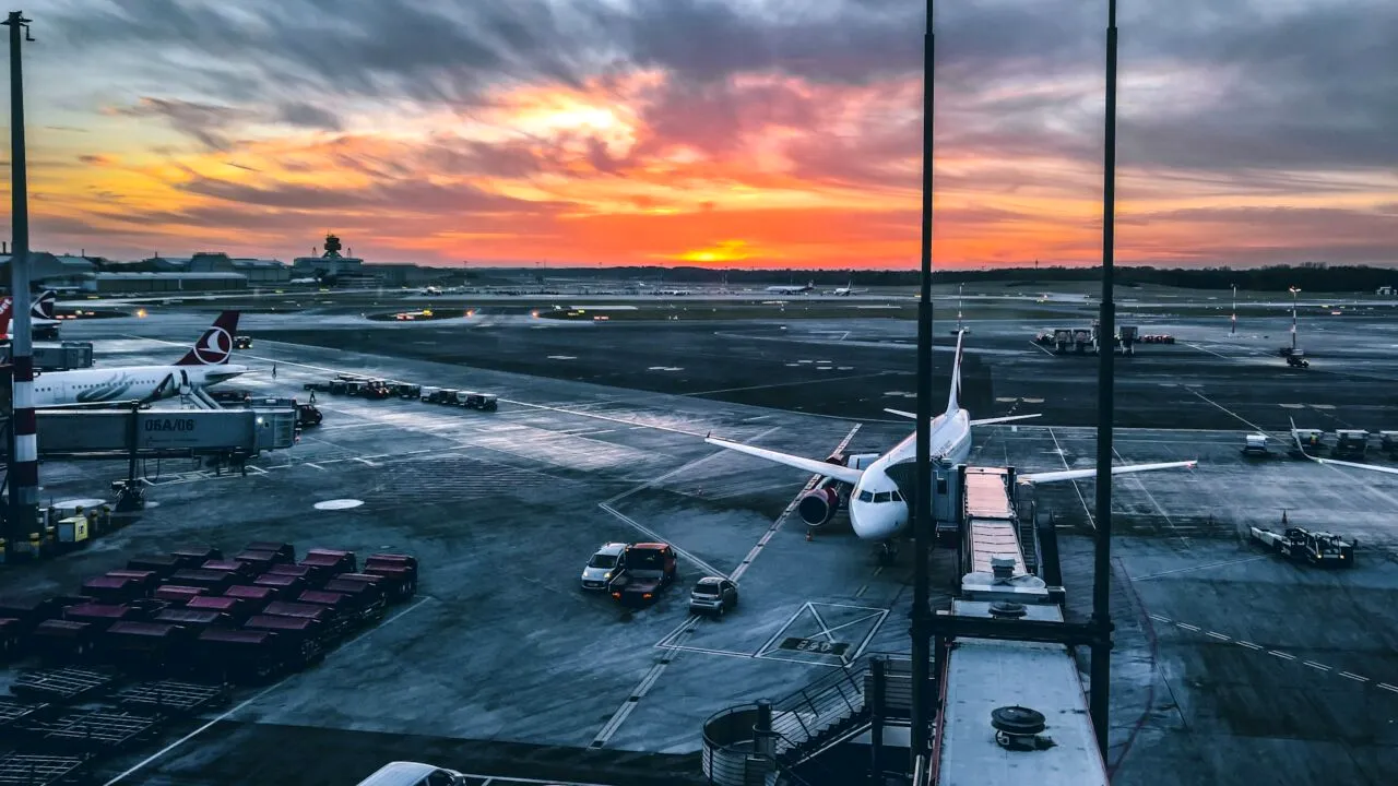 Alertă cu dronă pe aeroportul din Berlin: zborurile, suspendate complet. Numărul sabotajelor din Germania a explodat în 2026