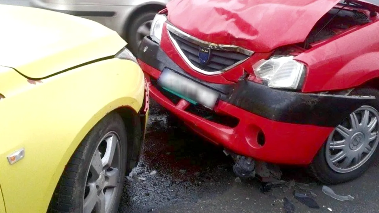 Accidente rutiere inventate pentru fraudarea firmelor de asigurări. 30 de persoane din Bihor implicate în această mega-escrocherie