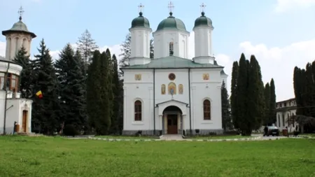 Tencuiala tavanului catedralei din Vâlcea unde patru persoane au fost rănite s-a desprins de pe 20 metri