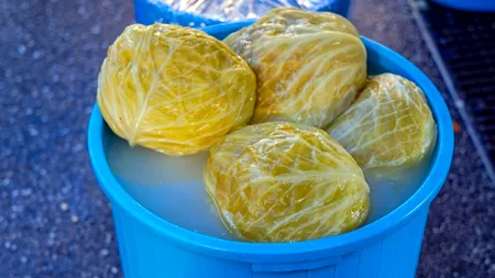 Cum să scapi de floarea formată în butoiul cu varză murată. Trucul care te ajută să o ții la distanță