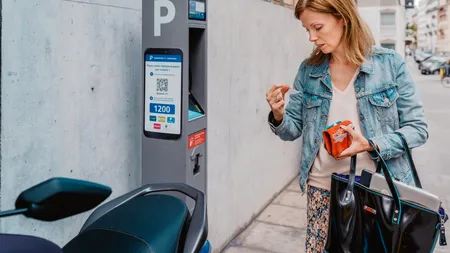 O femeie a primit o AMENDĂ  în valoare de 11.000 de lire deoarece nu a achitat taxa de parcare în 5 minute. Cazul a ajuns în justiție