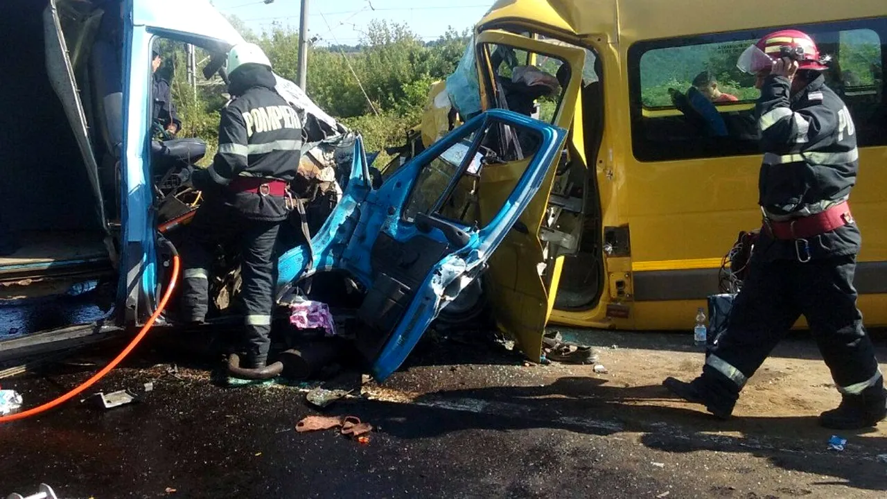Plan roșu de intervenție în Hunedoara. 20 de răniți într-un accident dintre un microbuz și o dubă. UPDATE