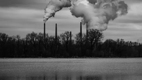 Raport: Principalele companii poluatoare din lume sunt departe de a se alinia la obiectivele climatice