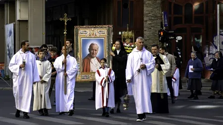 DUMINICĂ. Procesiune cu relicva Sfântului Papă Ioan Paul al II-lea, biruitorul comunismului, în București