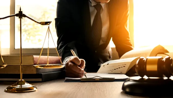 Concediat pentru că nu a vrut să dea mâna cu șeful. Ce a pățit un tânăr din Olanda