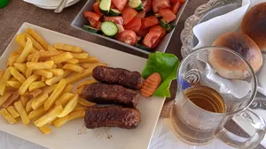 Câți lei a plătit Andrei din Brașov pentru 3 mici cu cartofi prăjiți, într-un restaurant din NEPTUN